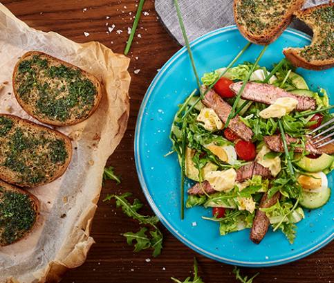 Salát se steakem a bylinkovým chlebem