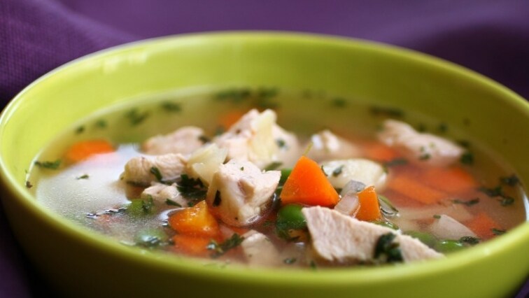 Tárkonyos csirkeraguleves gombával