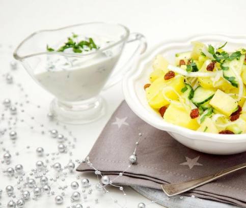 Netradiční bramborový salát s ananasem rozinkami a jogurtovou zálivkou