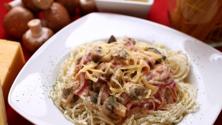 Gombás-sonkás spagetti