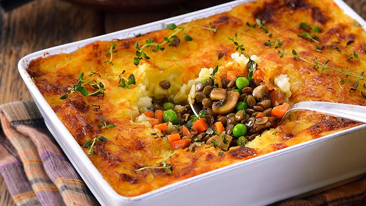 Pastýřský koláč s čočkou, sýrem a bramborovým pyré