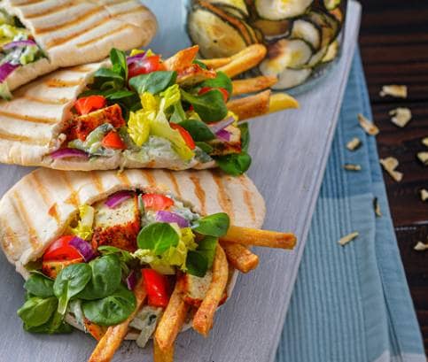 Vegán tofu tortillával cukkini Chips-szel, vegán tzatzikivel