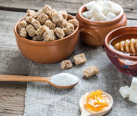 Přírodní náhražky cukru – je kokosový cukr lepší než med?
