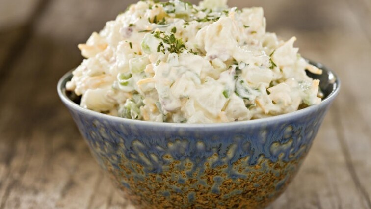 Fit krémový bramborový salát s okurkou a červenou paprikou