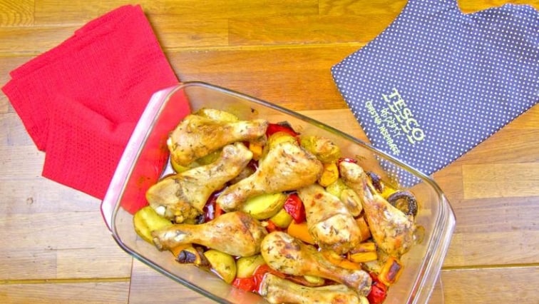 Kuřecí paličky pečené na bramborách a zelenině z jednoho plechu