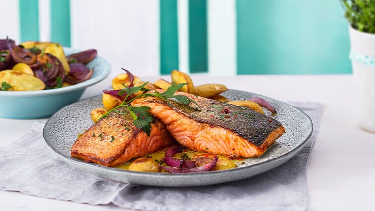 Losos s bramborami a cibulí z jednoho plechu