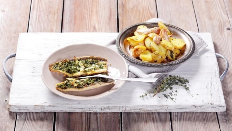 Zapečený pstruh v bylinkové krustě s pečenými brambory