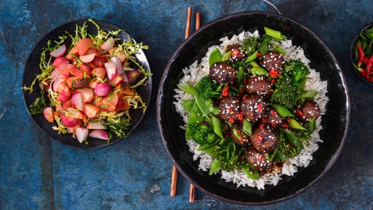 Kórejské BBQ guľky a štipľavý šalát