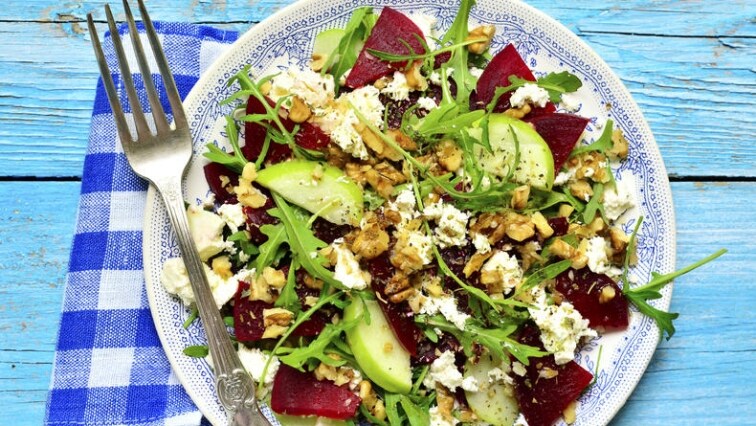 Rukolový salát s ořechy, jablkem, pečenou řepou a čerstvým sýrem