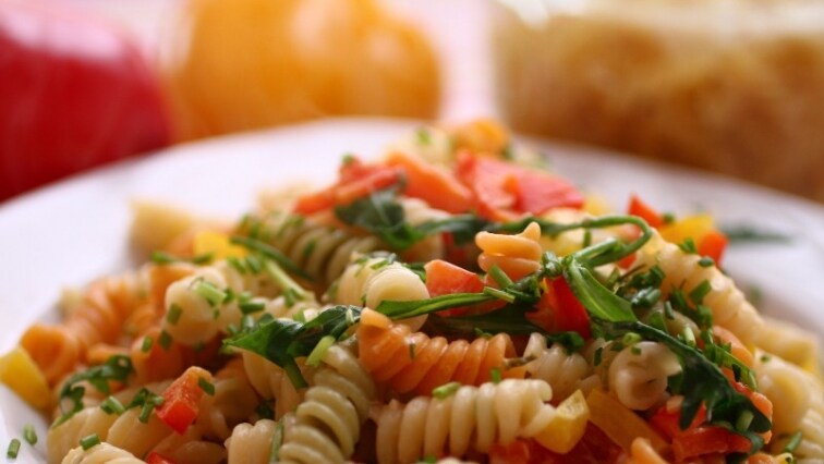 Színes tésztasaláta