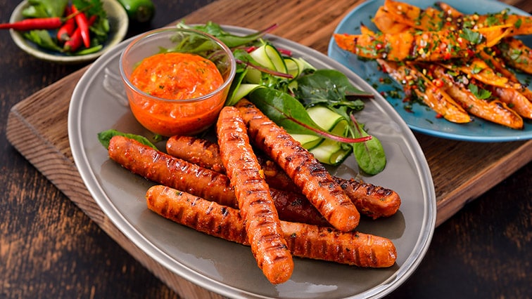 Grilované párky s romesco omáčkou a batátovými hranolky