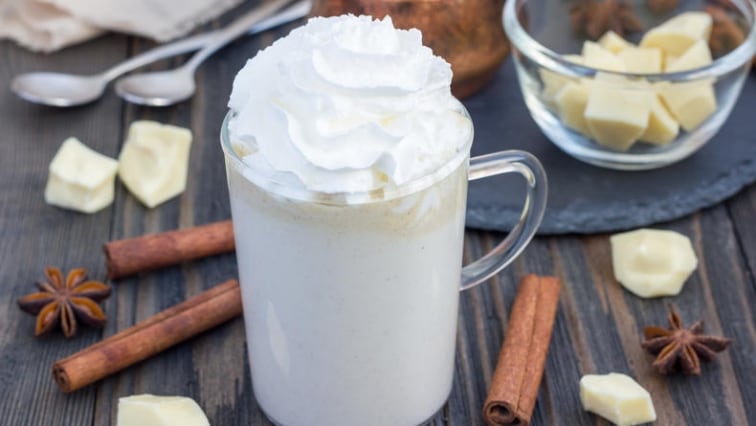 Horká bílá čokoláda s domácí šlehačkou