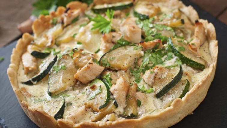 Tradiční quiche s cuketou a kuřecím masem