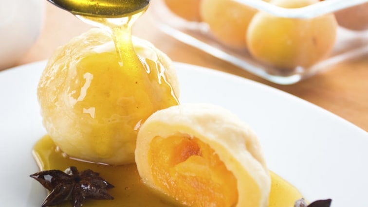 Meruňkové knedlíky s medovou omáčkou a badyánem