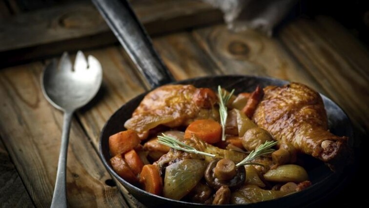 Kuřecí stehno na víně s houbami a zeleninou