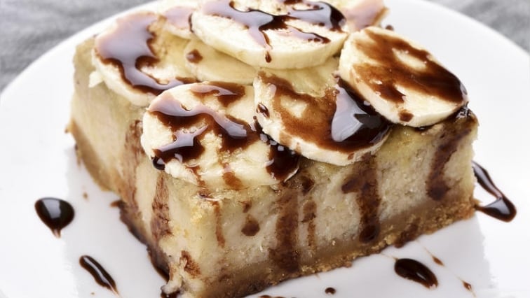 Tvarohový koláč na plech zasypaný banány