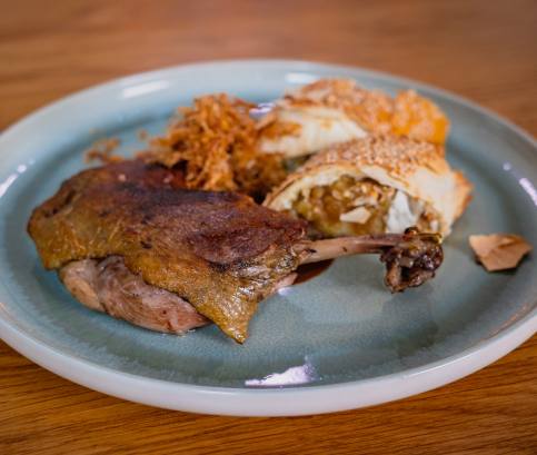 Konfitált kacsacomb hagymás-burgonyás rétessel és sült savanyú káposztával