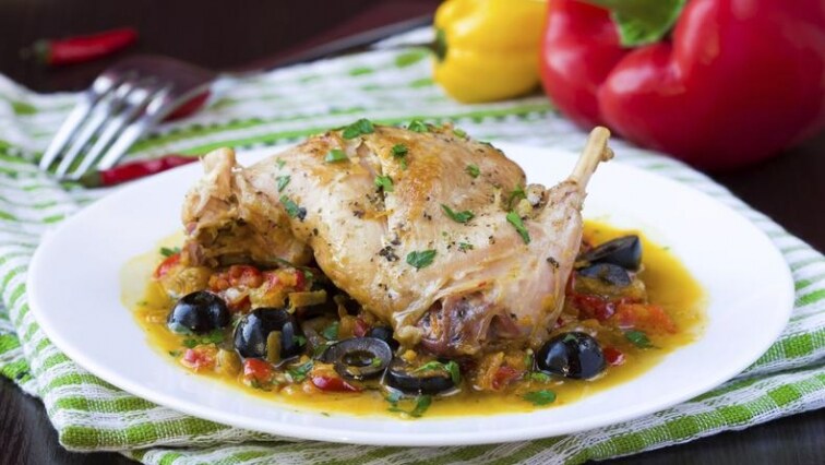 Králík pečený na víně se zeleninou