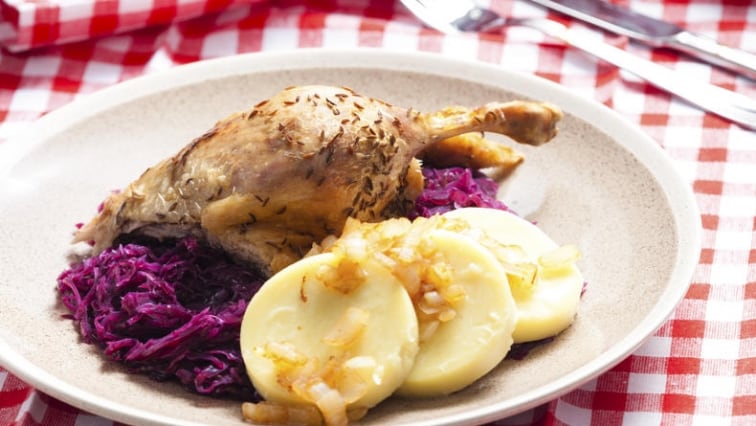Pečená husa s červeným zelím a knedlíky bez lepku