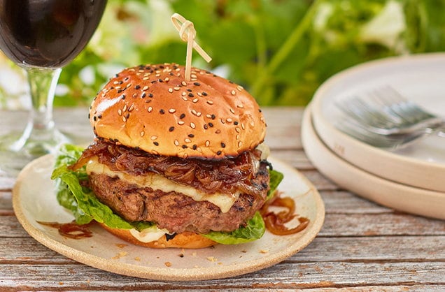 Házi hamburgerek és feltétek a nyári grillezéshez