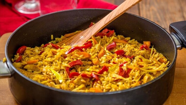 Krůtí kari směs s rýží a zeleninou vařená na grilu