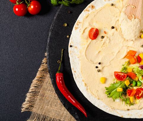 Tortilla se zeleninou a hummusem