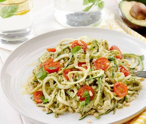 RAW cukinové rezance s avokádovou omáčkou