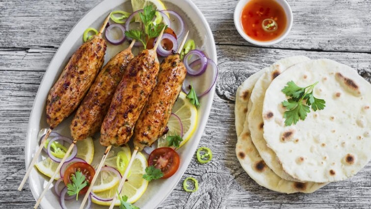 Domácí kebab z kuřecího masa provoněný bylinkami