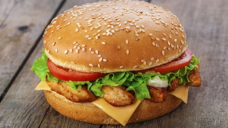 Domácí kuřecí hamburger s kuřecím masem a cheddarem