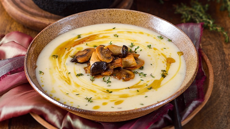 Krémová zemiakovo-cesnaková polievka s hubami