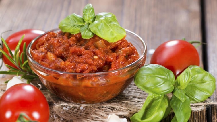 Rajčatová omáčka na špagety s cuketou