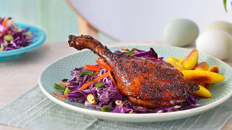 Křupavá kachní stehna se zelným salátem a bramborovými šiškami