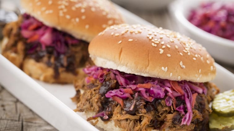 Hamburgery s trhaným vepřovým masem a zelným salátem