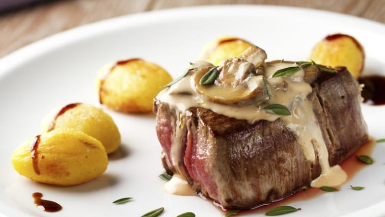 Steak ze svíčkové se smetanovou omáčkou ze žampiónů