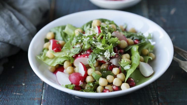 Jarní salát s Bio cizrnou, granátovým jablkem a křupavou zeleninou