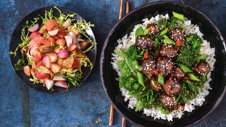 Korejské BBQ kuličky a pálivý salát