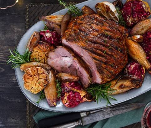 Pomalu pečené jehněčí s karamelizovanou šalotkou