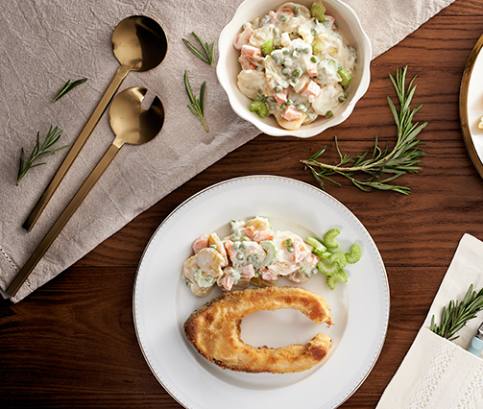 V troubě smažený kapr s bramborovým salátem bez majonézy