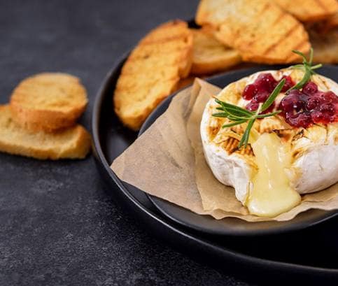 Camembert fondue s karamelizovanými orechmi a brusnicovou omáčkou 
