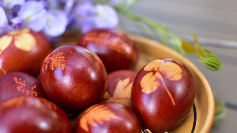 Přírodně zbarvená vejce jsou hitem letošních Velikonoc