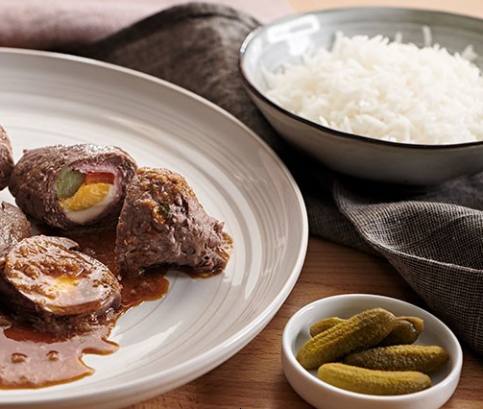 Tojással és csemegeuborkával töltött marhatekercsek