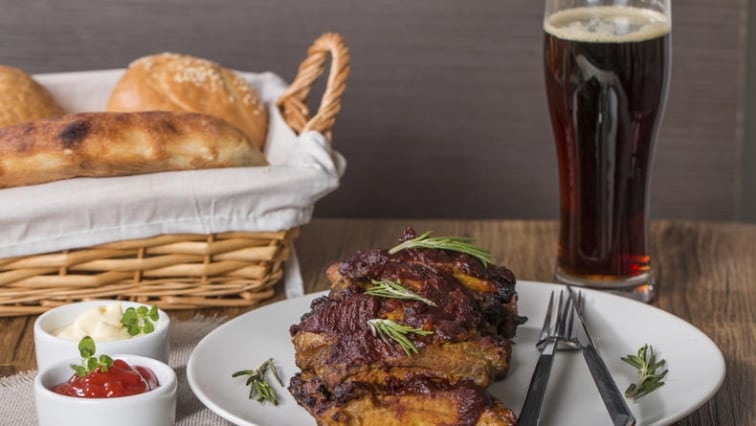 Žebra na grilu v marinádě z černého piva