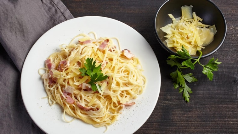 Italské špagety carbonara s prosciuttem crudem, parmazánem a čerstvou petrželkou