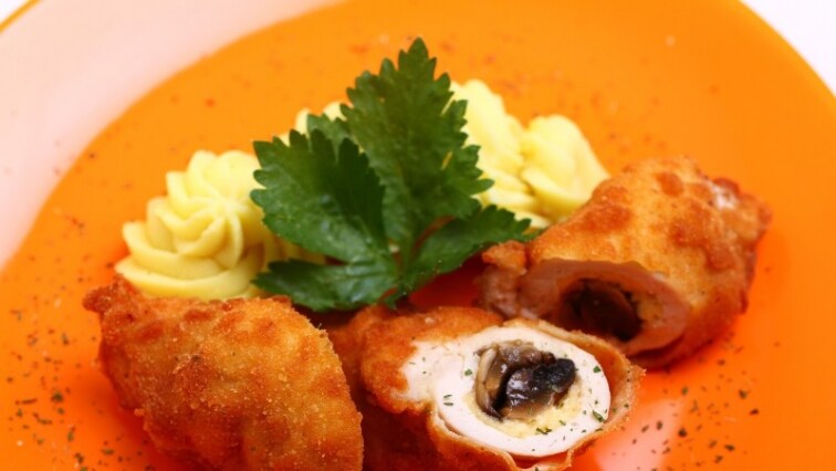 Sajttal és gombával töltött csirkemell