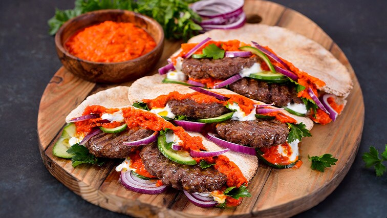 Pljeskavica v pita chlebu s domácím ajvarem