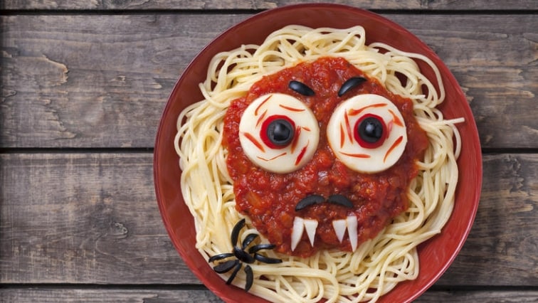 Strašidelné špagety s červenou omáčkou