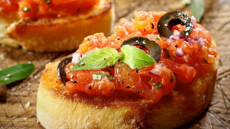 Italská bruschetta s rajčaty a bazalkou