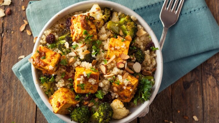 Dietní miska s quinoou, tofu na kari a brokolicí