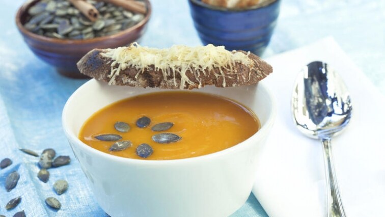 Pikantní dýňová polévka se sýrovým chlebem