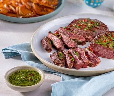 Steak s chimichurri omáčkou, pečenými batatmi a so šalátom z pečenej červenej repy, kučeravého kelu a mandlí